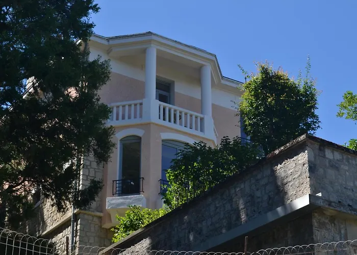 Le Bompard 50 M2 Villa Art Deco Plein Centre Avec Jardin